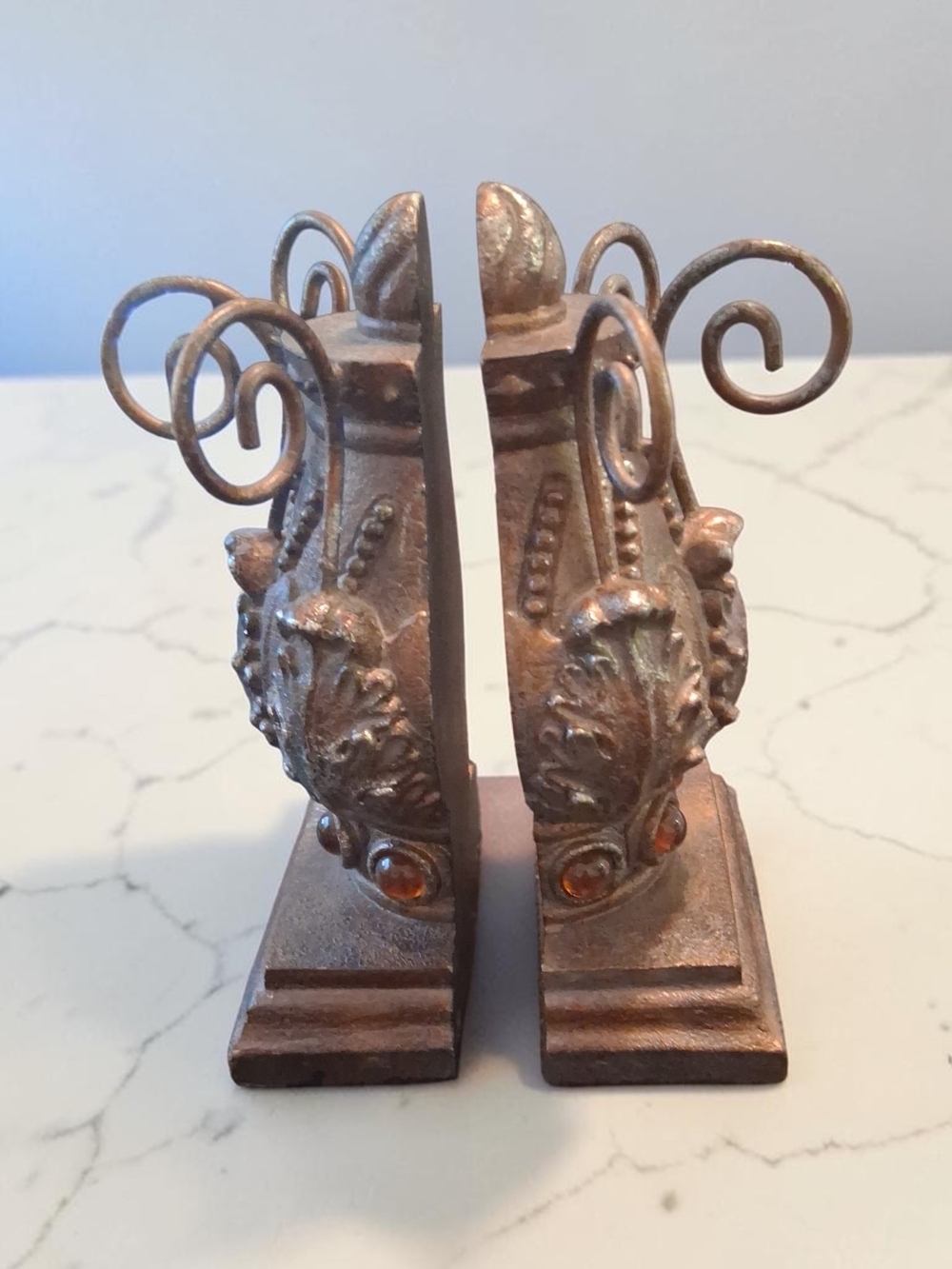 traditional-style bookends classic scroll leaf design with a bronze Finish Resin